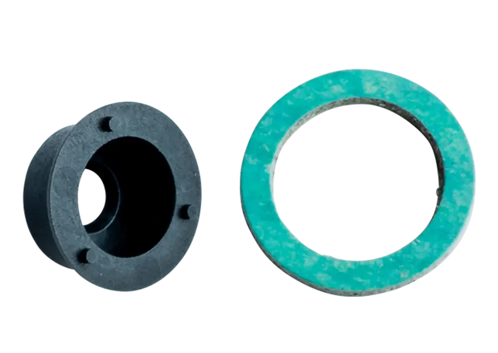 Schwarzer Kunststoffring und grüner Gasket-Ring, beide Teile von Wolf, zur Verwendung in Umrüstsets für spezifische Heizsysteme.